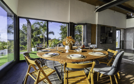 Plan diáfano con vistas a jardines y el mar